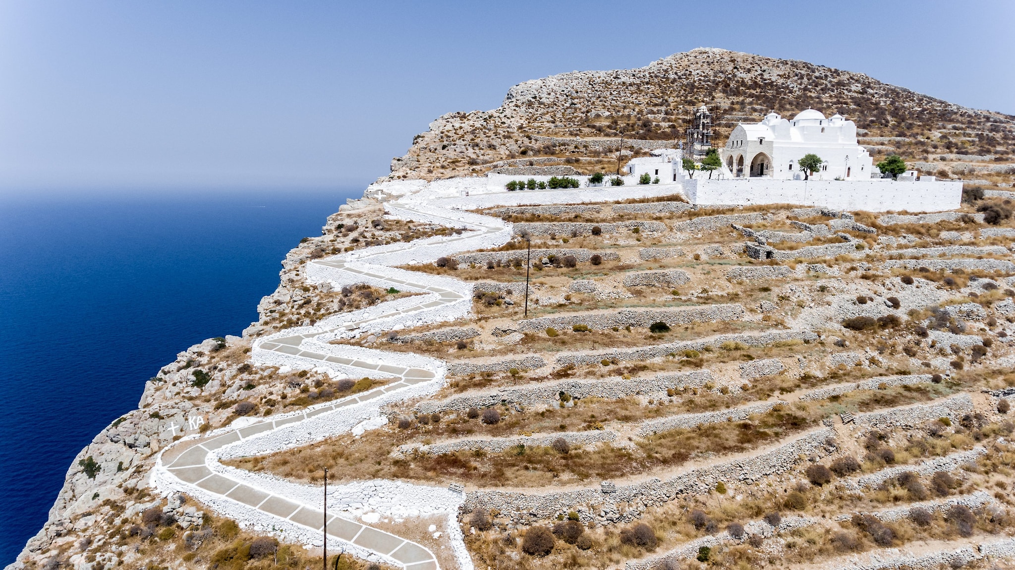 La strada che porta alla chiesa di Folegandros