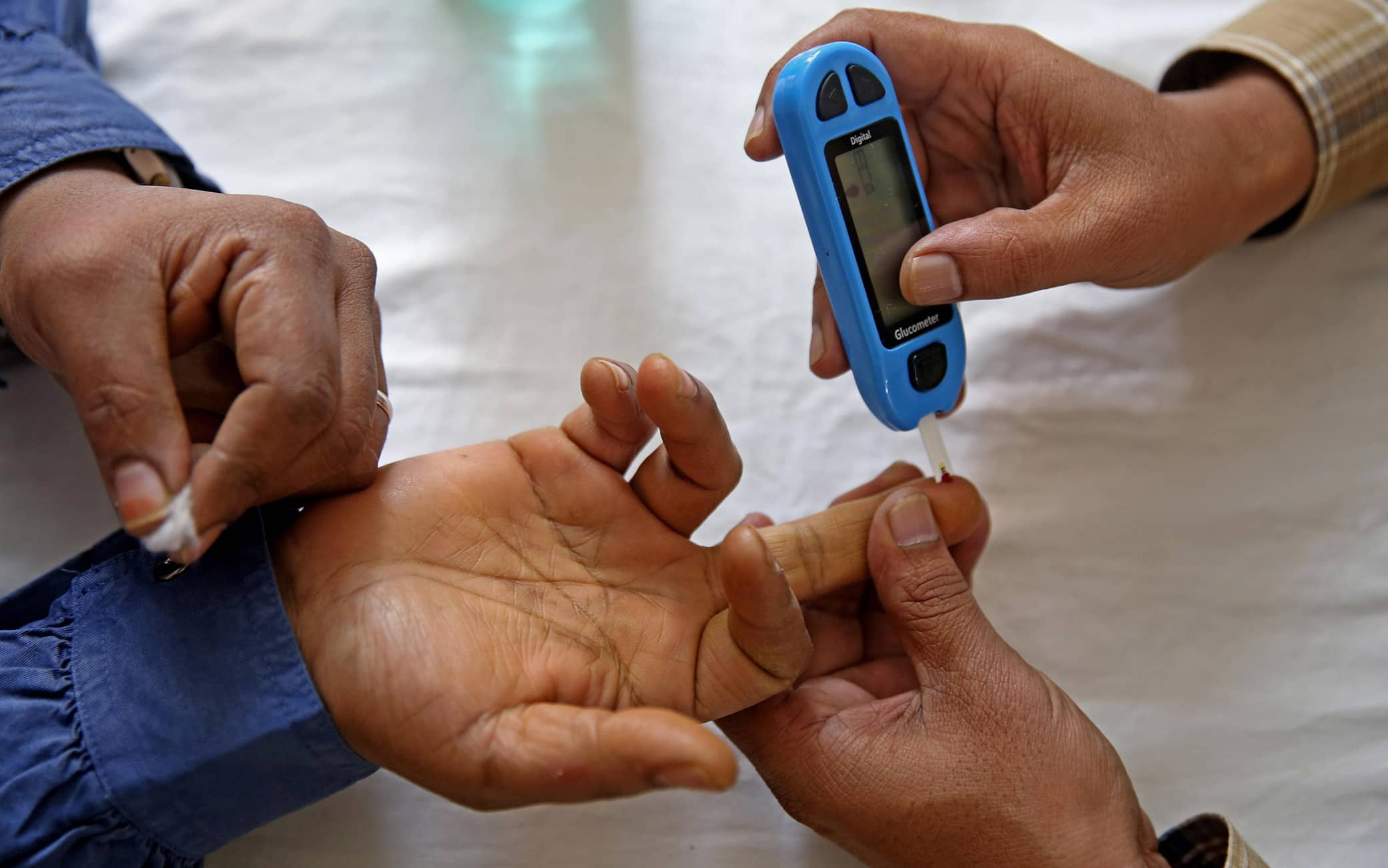 epa09581246 A man undergoes Gluco meter random blood sugar test during free diabetes awareness camp on the occasion of 'World Diabetes Day' in Bangalore, India, 14 November 2021. The walk was aimed to create awareness about diabetes and free access to diabetes care and prevention. 14 November is observed as World Diabetes Day. EPA/JAGADEESH NV