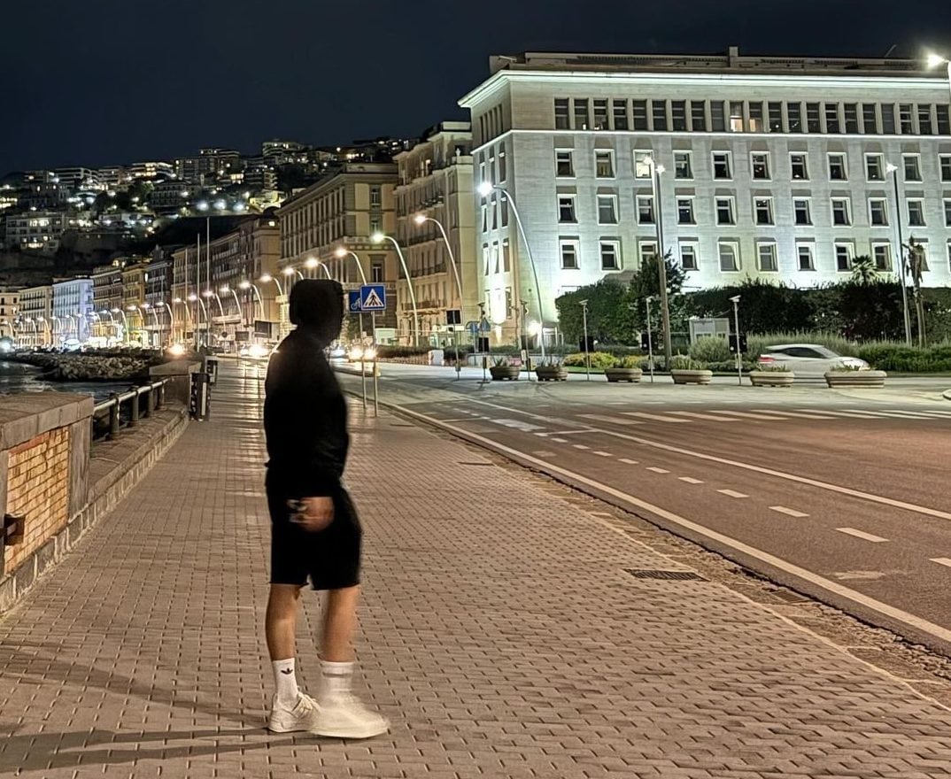 Kvaratskhelia sul lungomare di Mergellina di notte, in una foto pubblicata sul proprio profilo Instagram