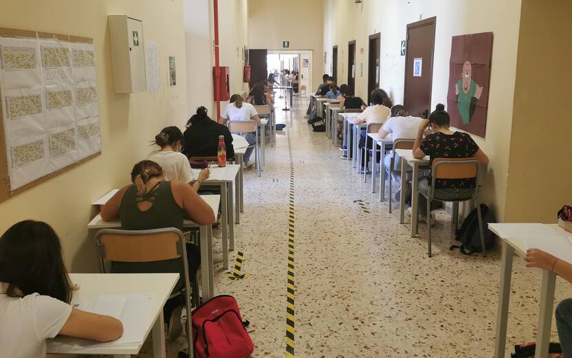 Gli studenti impegnati nella prova di italiano della maturità arrivano al liceo classico Vittorio Emanuele a Palermo, 22 giugno 2022. ANSA/Ignazio Marchese