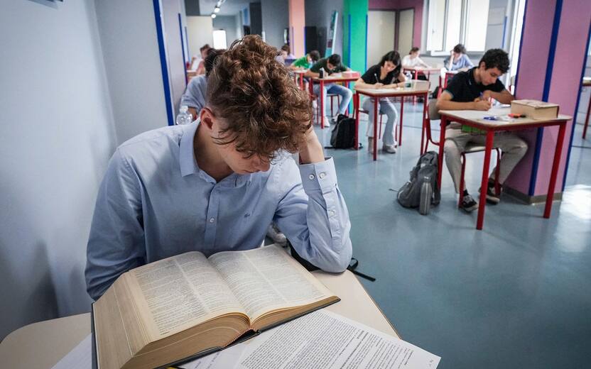 Gli studenti del liceo paritario scienze umane Sacra Famiglia affrontano la prova scritta per l'esame di maturità a Torino 22 giugno 2022 ANSA/TINO ROMANO