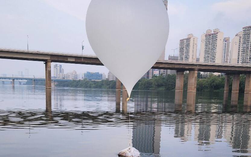 epa11398861 A handout photo made available by South Korean Joint Chiefs of Staff shows a balloon carrying garbage, presumably sent by North Korea, floating on the Han River in Seoul, South Korea, 09 June 2024. EPA/ROK JCS / HANDOUT SOUTH KOREA OUT HANDOUT EDITORIAL USE ONLY/NO SALES HANDOUT EDITORIAL USE ONLY/NO SALES