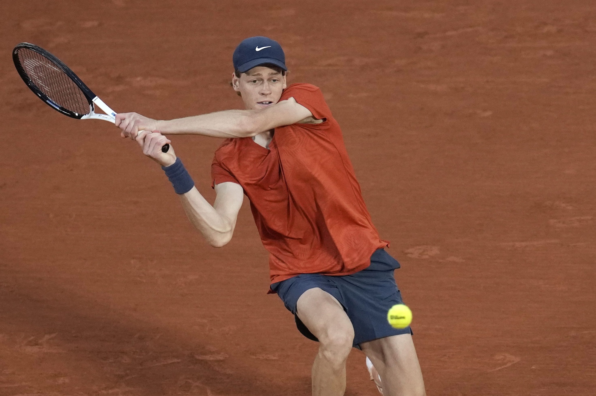 Sinner durante l'incontro vinto al Roland Garros contro Moutet