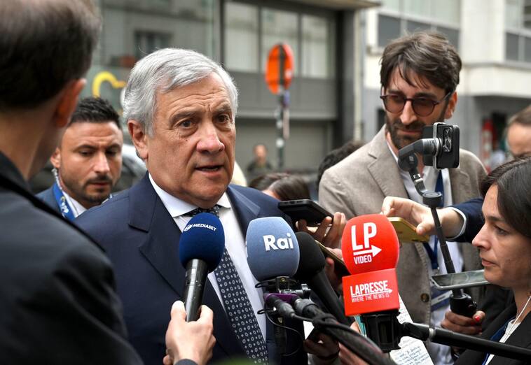 Il ministro degli Esteri Antonio Tajani durante un punto stampa in occasione del vertice del PPE, Bruxelles, 17 giugno 2024. ANSA/ALESSANDRO DI MEO