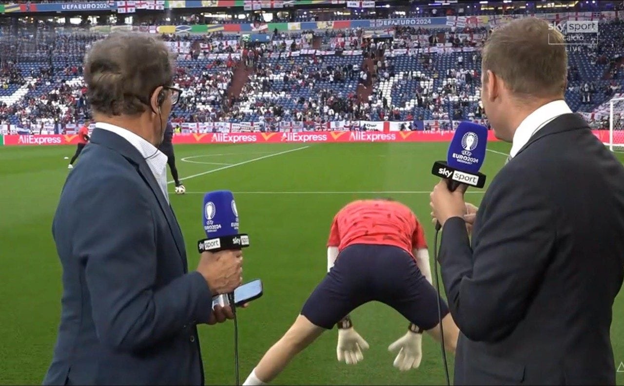 Capello che si accorge di Pickford alle sue spalle (immagini Sky Sport).