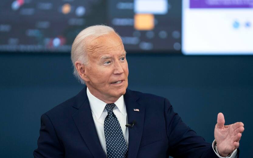 epa11453415 US President Joe Biden delivers remarks after receiving an operational briefing on extreme weather at the D.C. Emergency Operations Center in Washington, DC, USA, 02 July 2024. EPA/BONNIE CASH / POOL