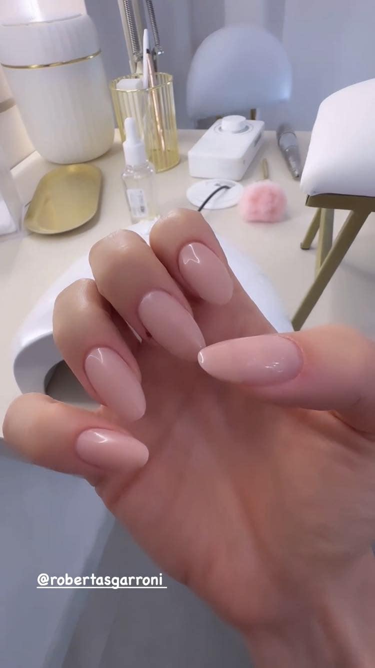 La manicure nude di Ilary