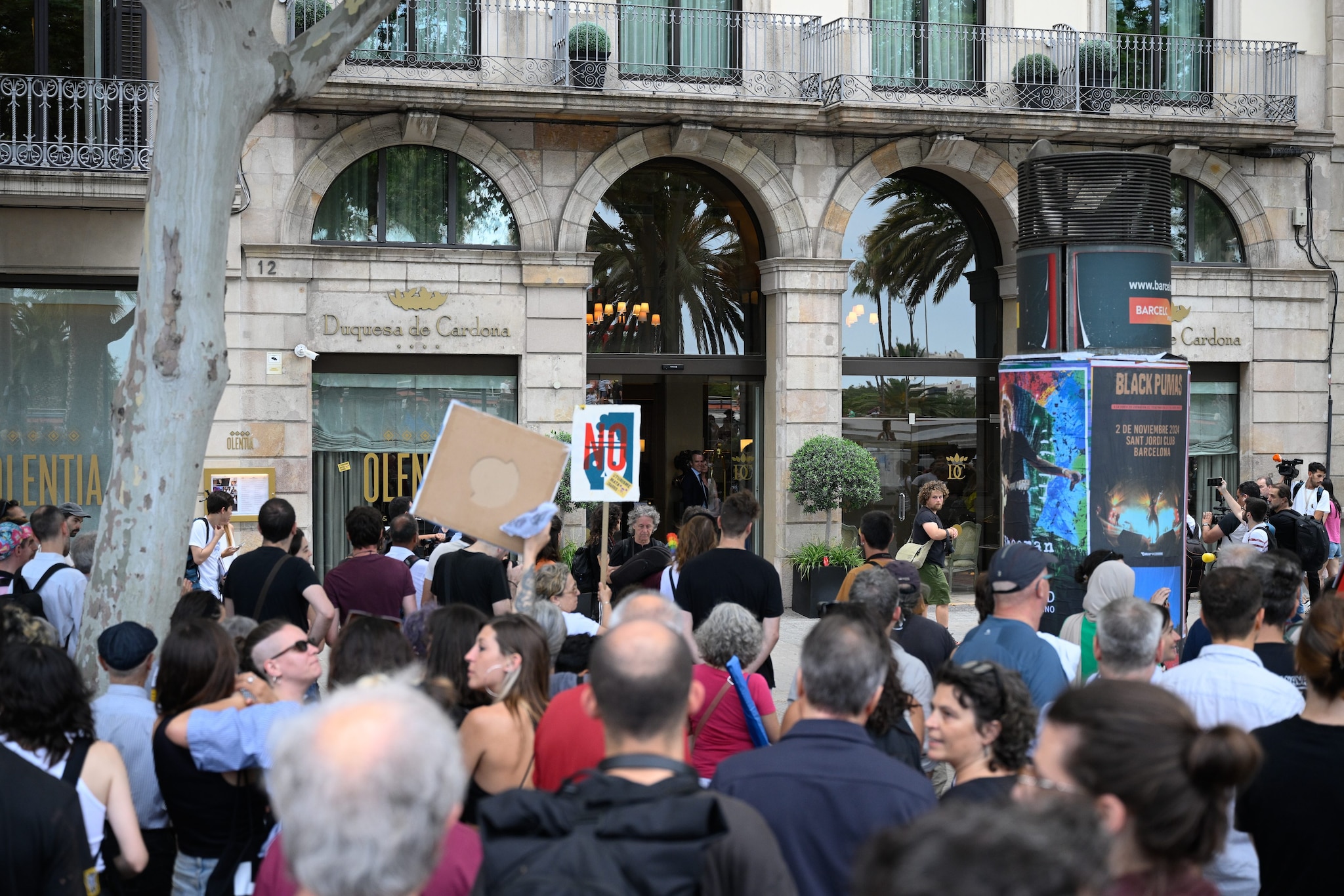 Manifestanti contro il turismo di massa a Barcellona