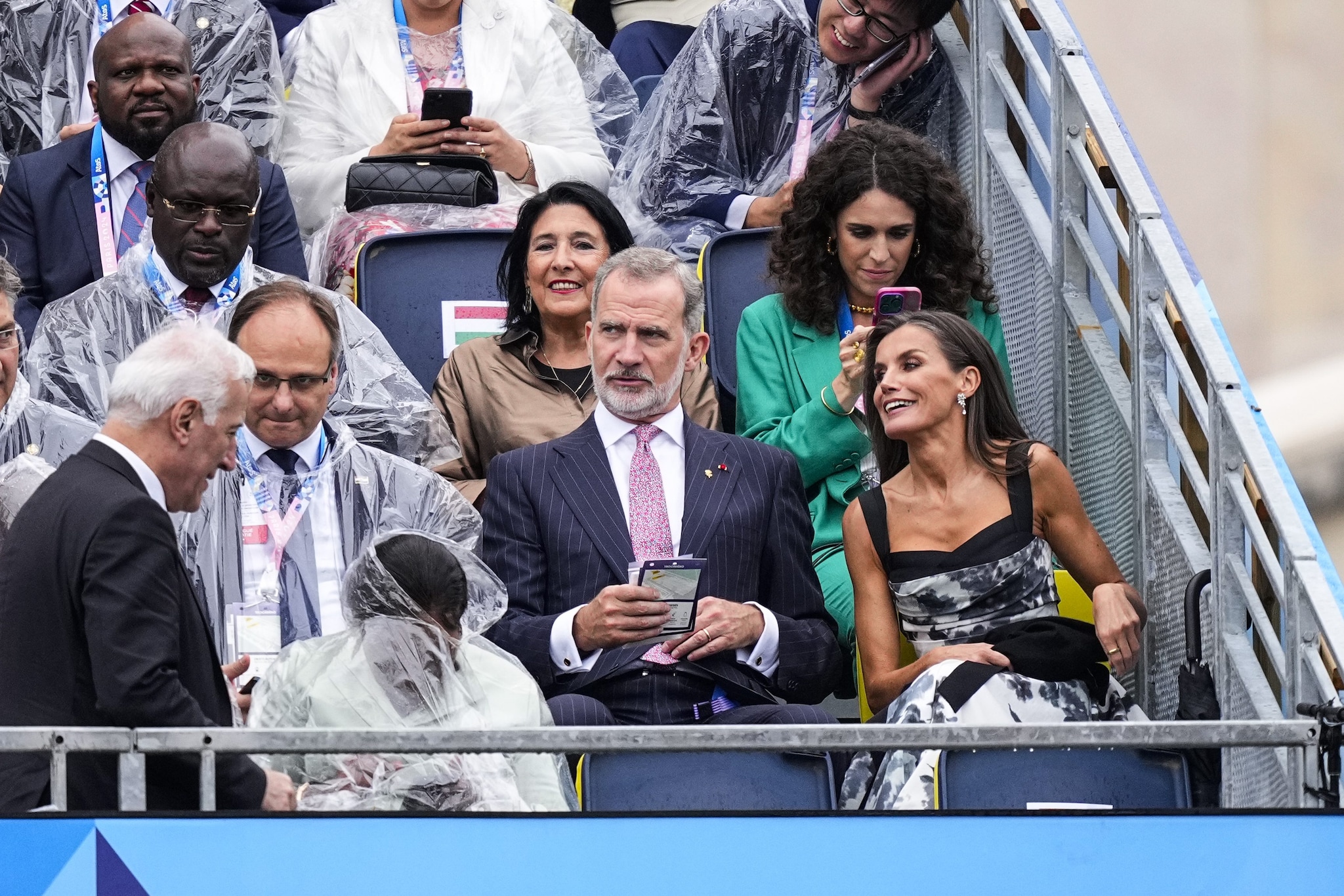 Il look floreale della regina di Spagna