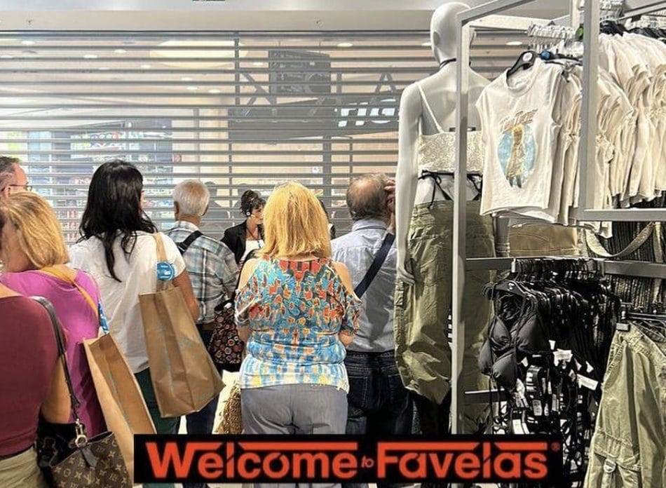 Clienti bloccate in un negozio di abbigliamento nel centro commerciale di Roma Est durante la sparatoria. Foto da Welcome to Favelas.