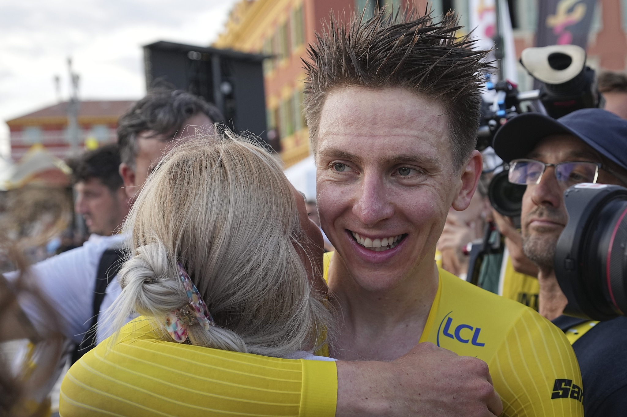 Tadej Pogacar abbraccia la compagna Urska Zigart al Tour del France