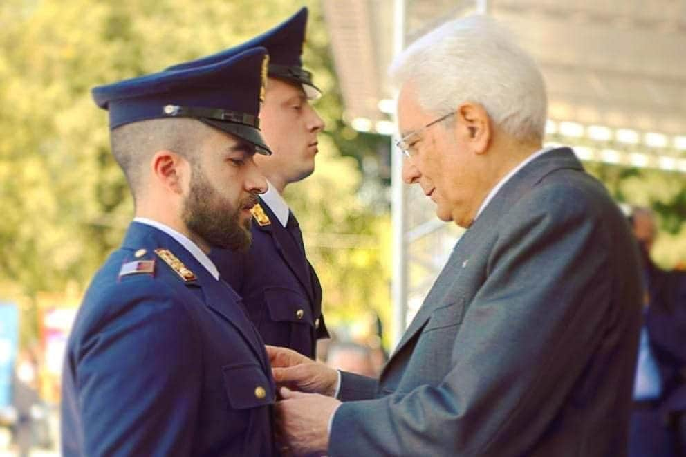 Il momento della consegna della medaglia d'oro da parte del presidente della Repubblica Sergio Mattarella