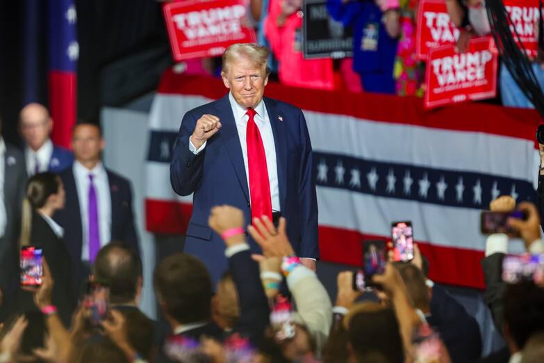 epa11494912 Republican presidential candidate Donald J. Trump arrives before speaking at a campaign rally at Bojangles Coliseum in Charlottle, North Carolina, USA, 24 July 2024. EPA/DAVID JENSEN