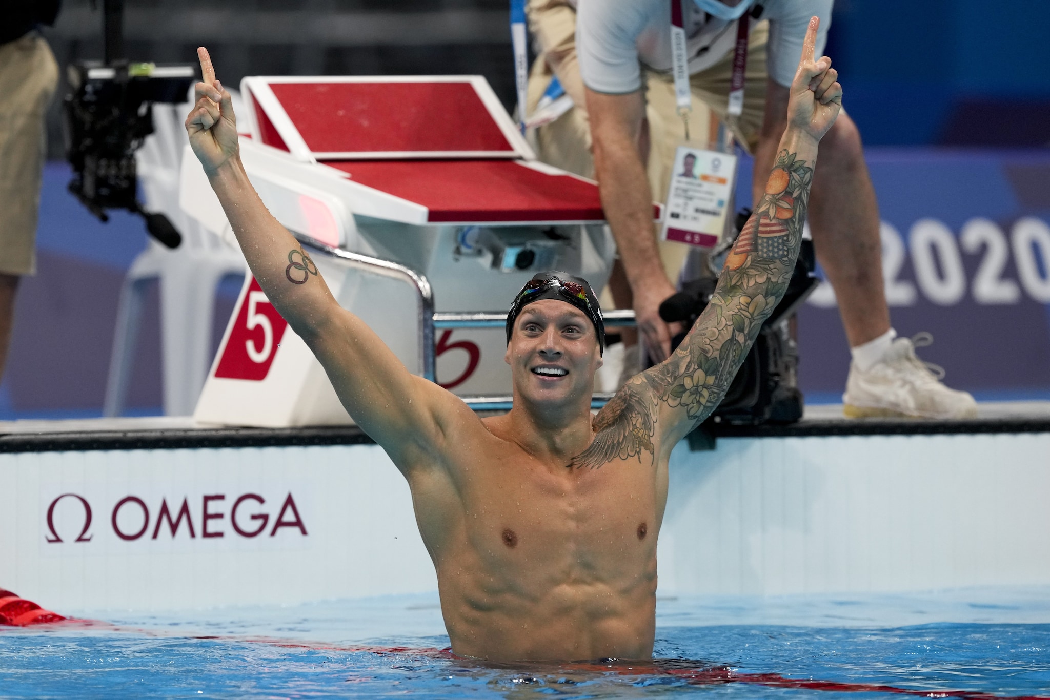 Caeleb Dressel dopo aver vinto l'oro nei 100 metri stile libero a Tokyo nel 2021