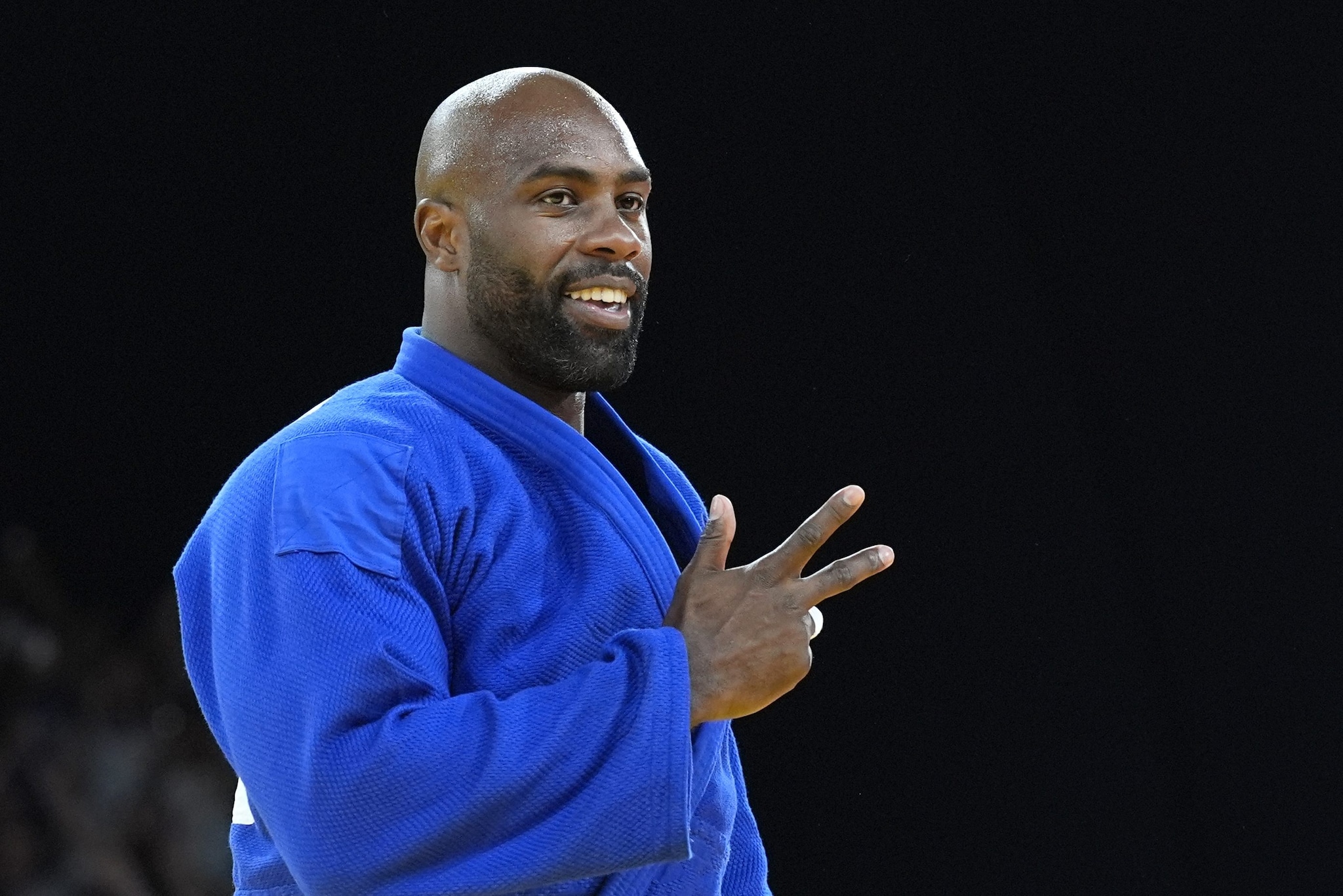 Teddy Riner fa il gesto del 3 dopo aver vinto la sua terza medaglia d'oro individuale nei pesi massimi del judo