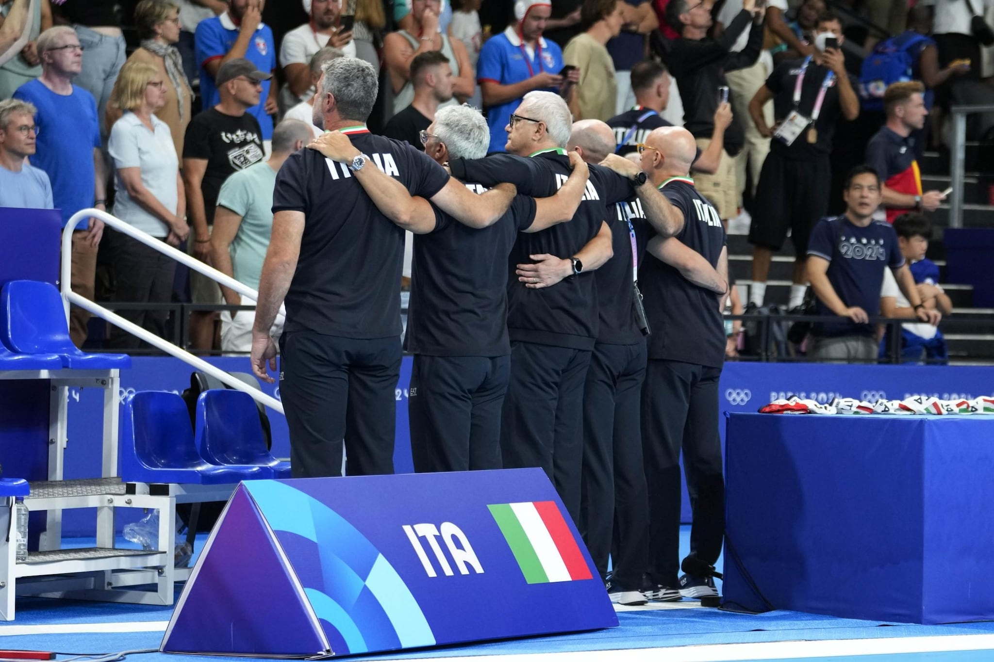 La protesta della panchina dell'Italia, con il c.t. Campagna e lo staff tecnico.