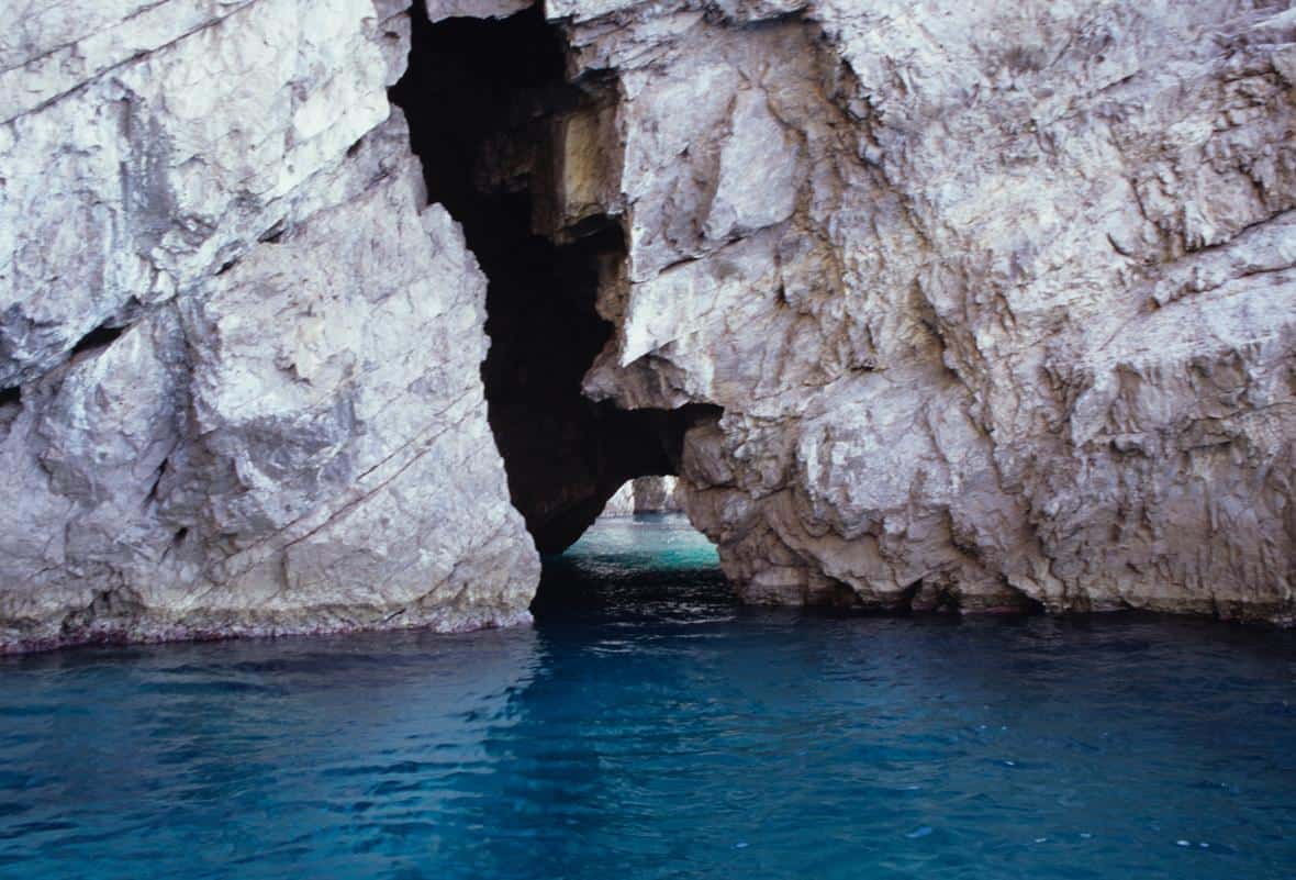 An ocean cave on the coast of Capri Island, Italy. Photo: John J. Mosesso, USGS. Public domain.