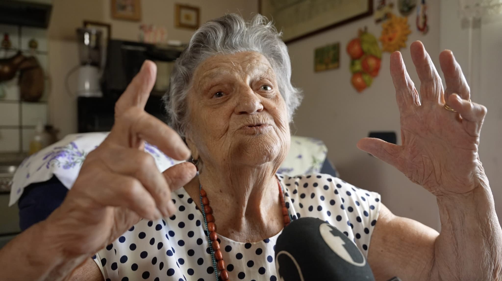 Nonna Jole imita il grido di vittoria della nipote Alice