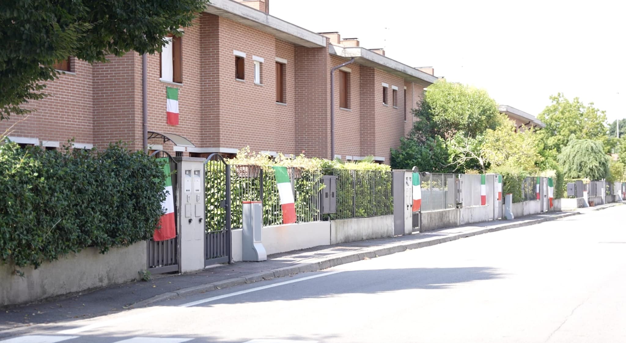 A Roncadelle in tanti hanno esposto fuori casa la bandiera tricolore per celebrare i concittadini olimpionici