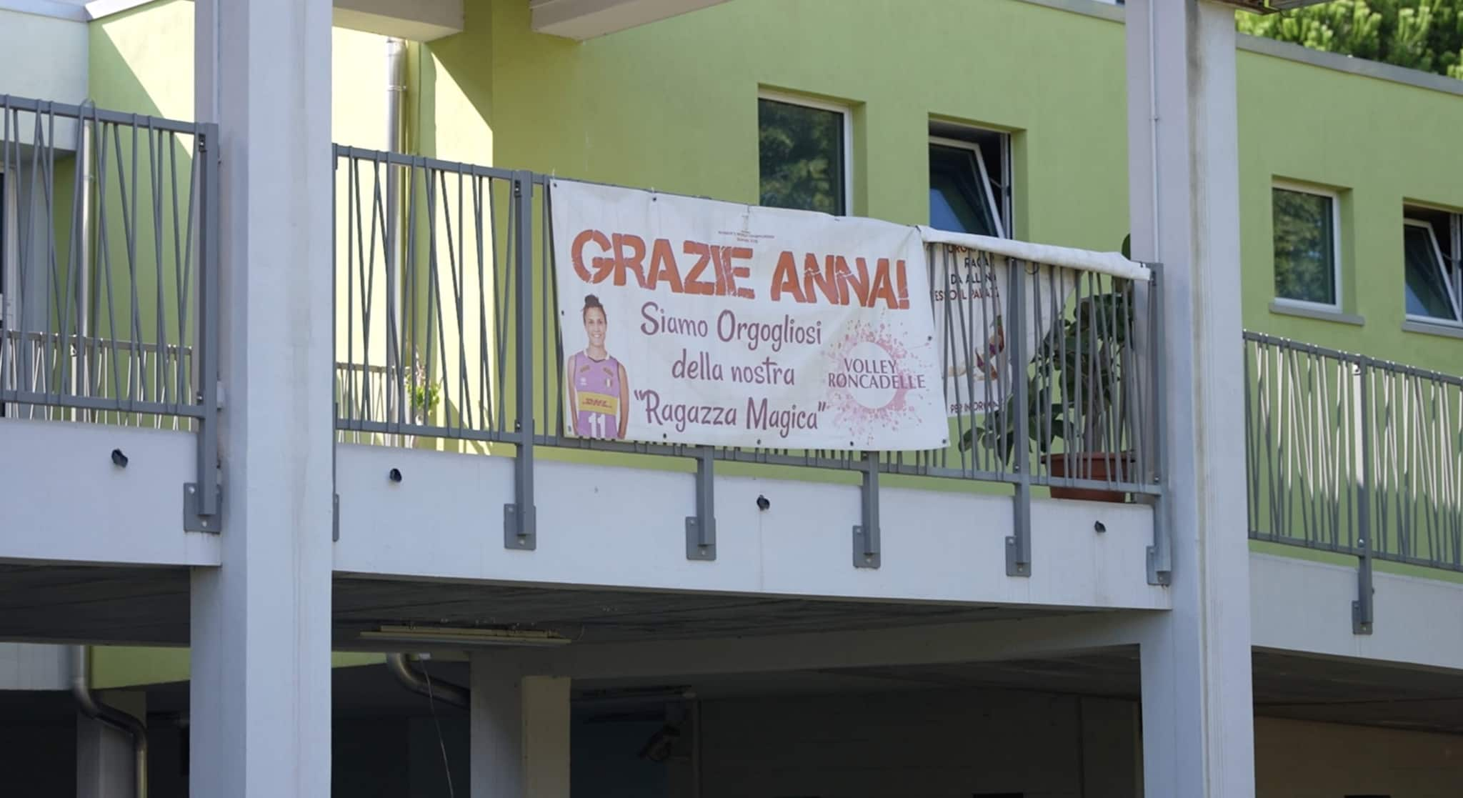 Uno striscione per Anna Danesi sulla ringhiera del palazzetto dove ha iniziato ad allenarsi