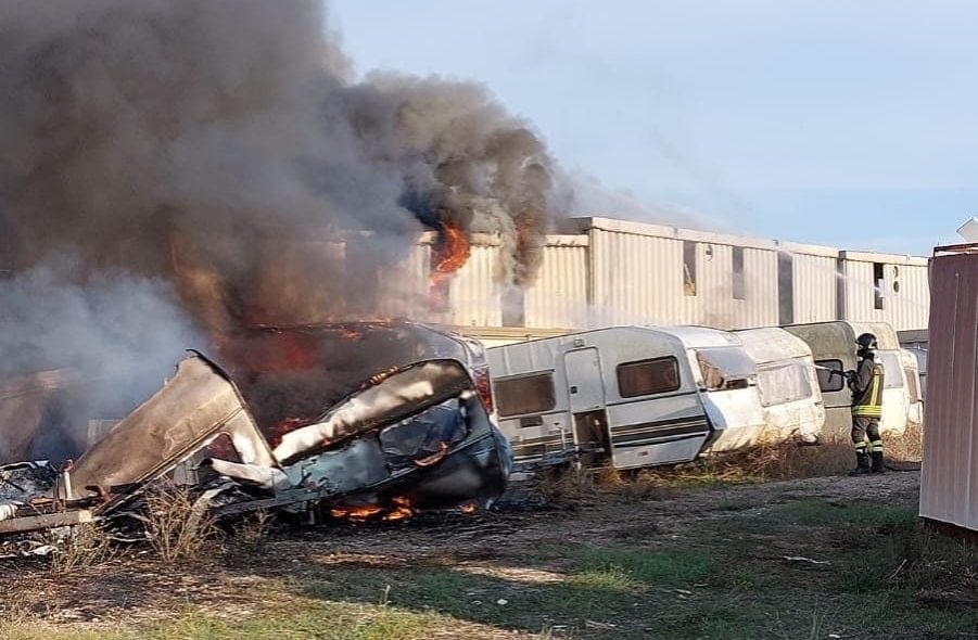 Le immagini dell'incendio che hanno coinvolto un deposito in disuso della Protezione Civile a Casal di Principe, nel Casertano