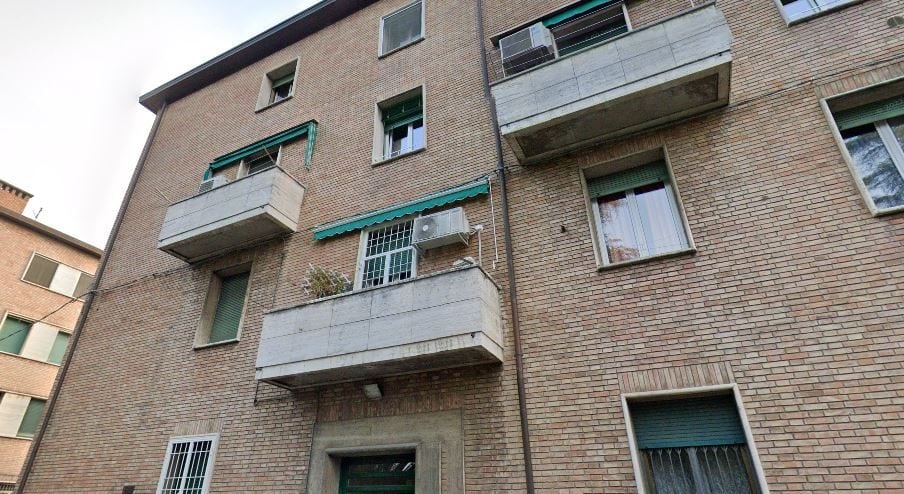 Il palazzo dove si è consumata la tragedia della bimba a Bologna