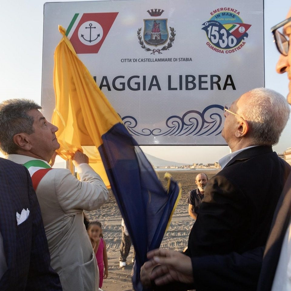 L'inaugurazione della spiaggia libera a Castellammare di Stabia (foto social sindaco Luigi Vicinanza)