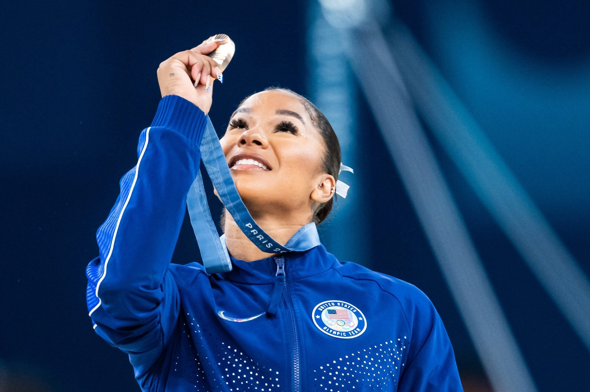 Jordan Chiles con la medaglia di bronzo del corpo libero alle Olimpiadi: dovrà restituirla