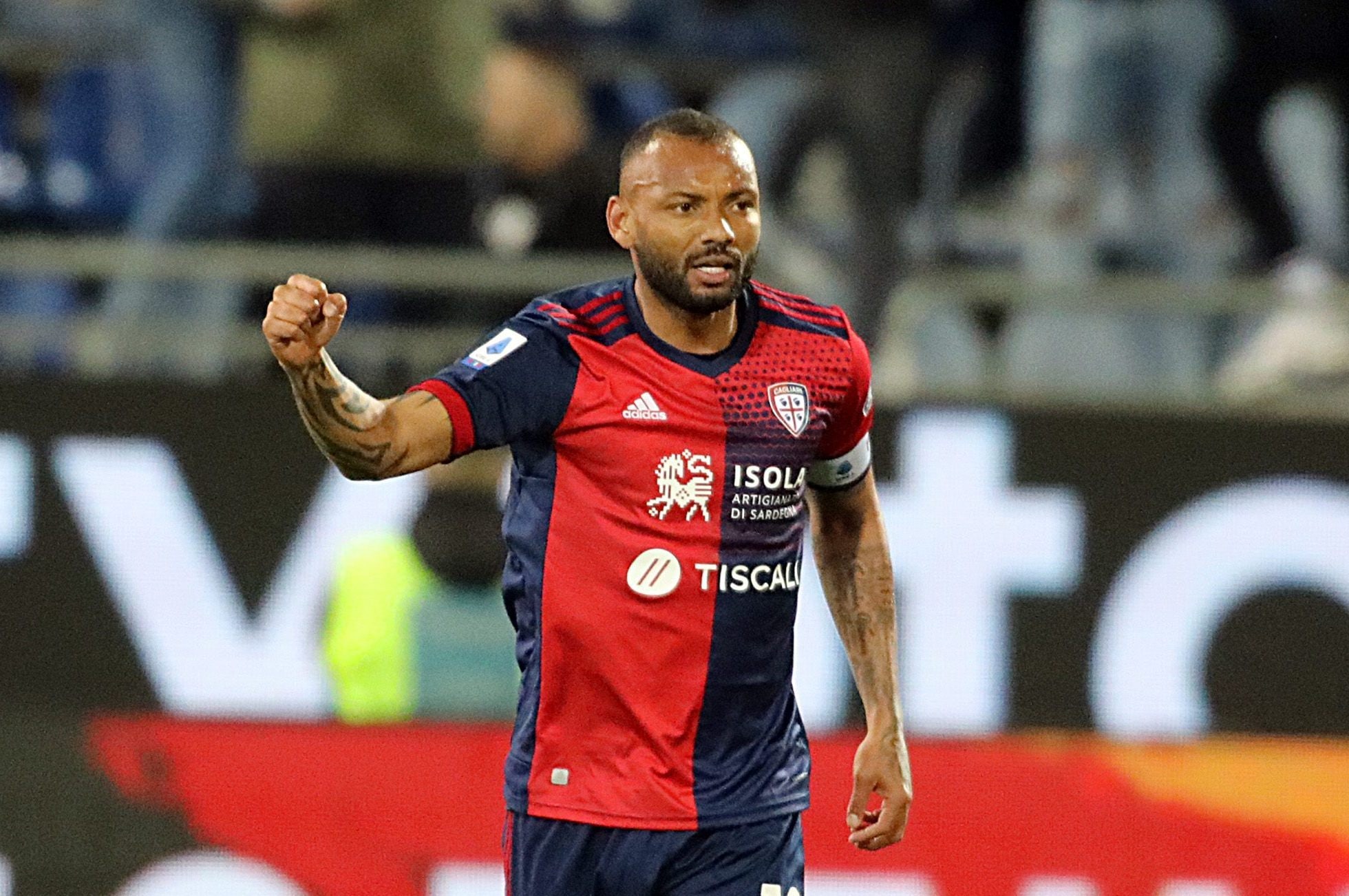 Joao Pedro con la fascia di capitano del Cagliari: è stato amatissimo dai tifosi