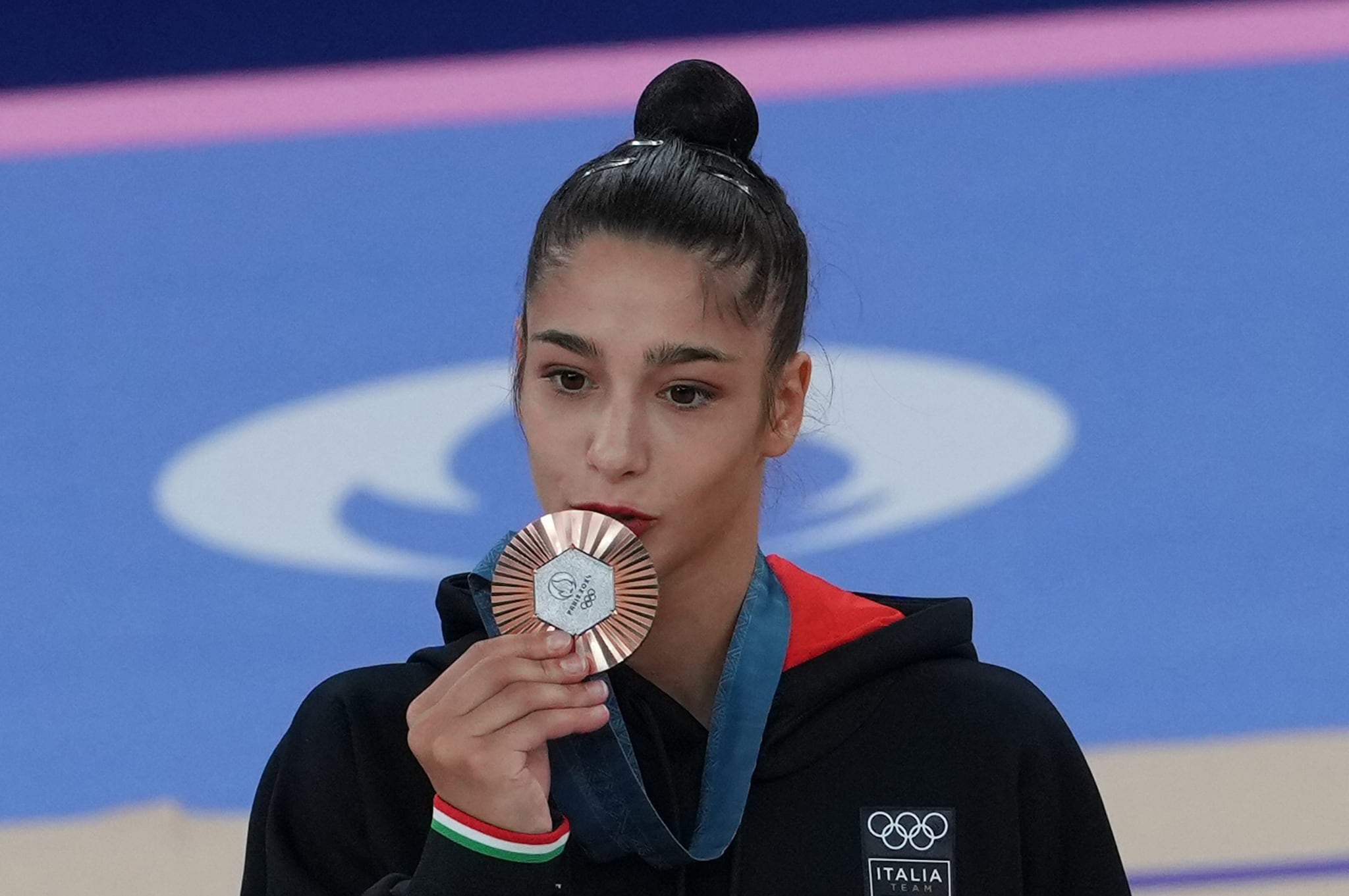 Sofia Raffaeli bacia la medaglia di bronzo vinta alle Olimpiadi di Parigi: è storica per l'Italia