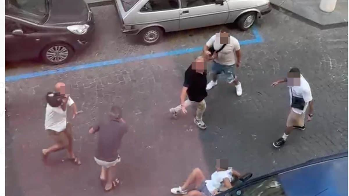 Un frame del video della rissa