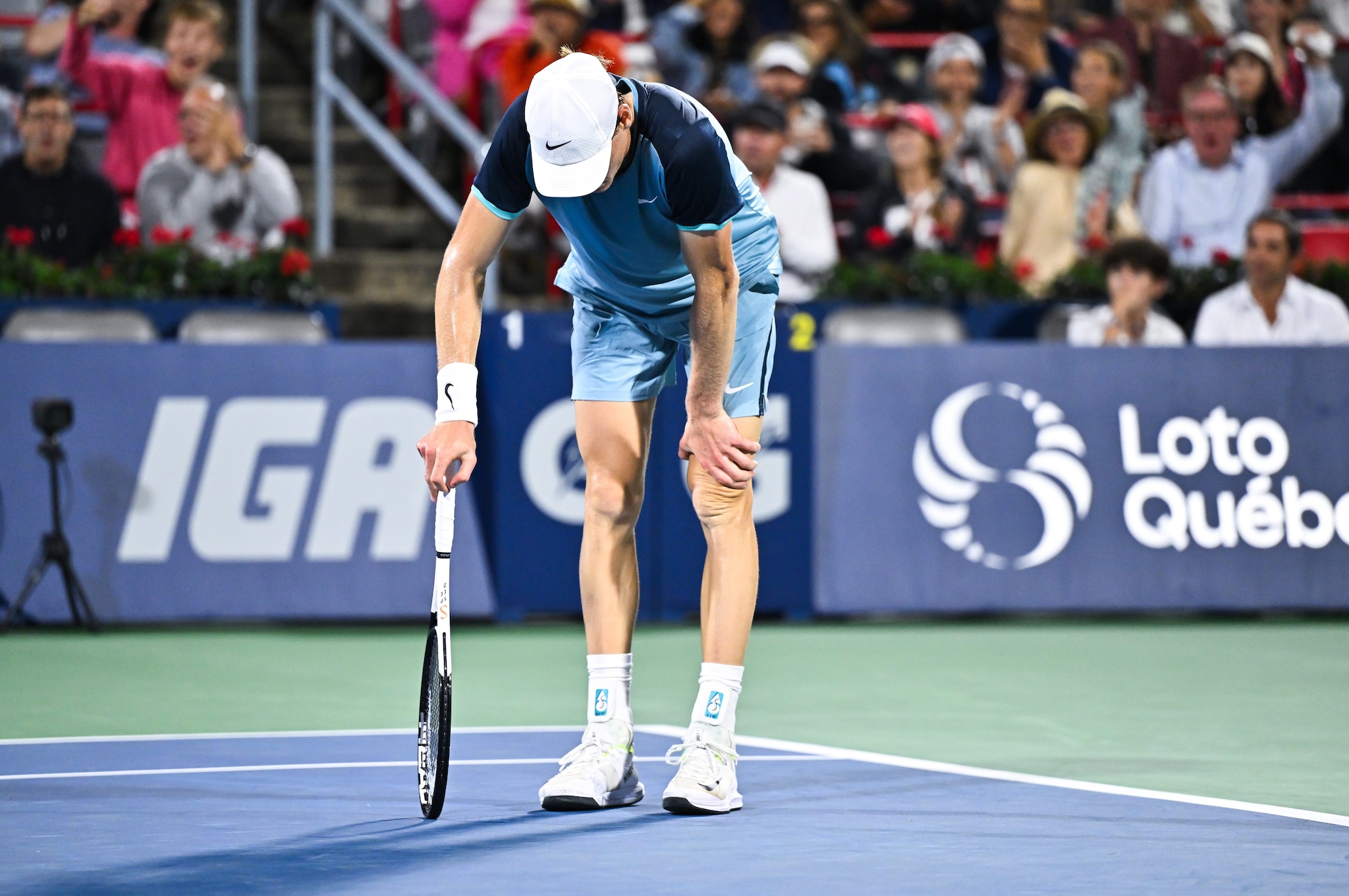 Jannik Sinner piegato sulle ginocchia durante il match contro Rublev a Montreal