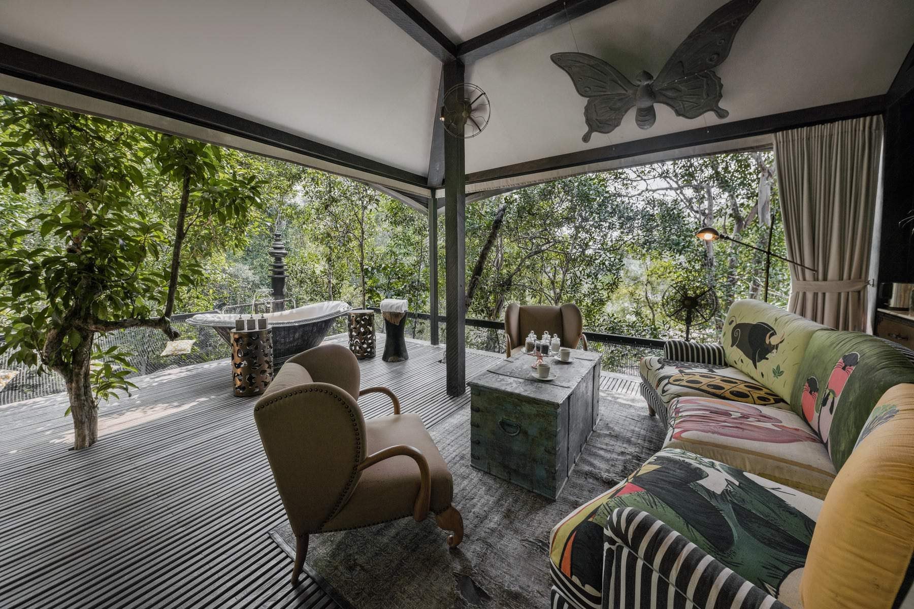 La tenda con vasca da bagno in terrazza