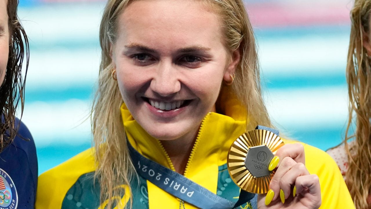 Ariarne Titmus con la medaglia d'oro vinta alle Olimpiadi di Parigi nei 400 metri stile libero