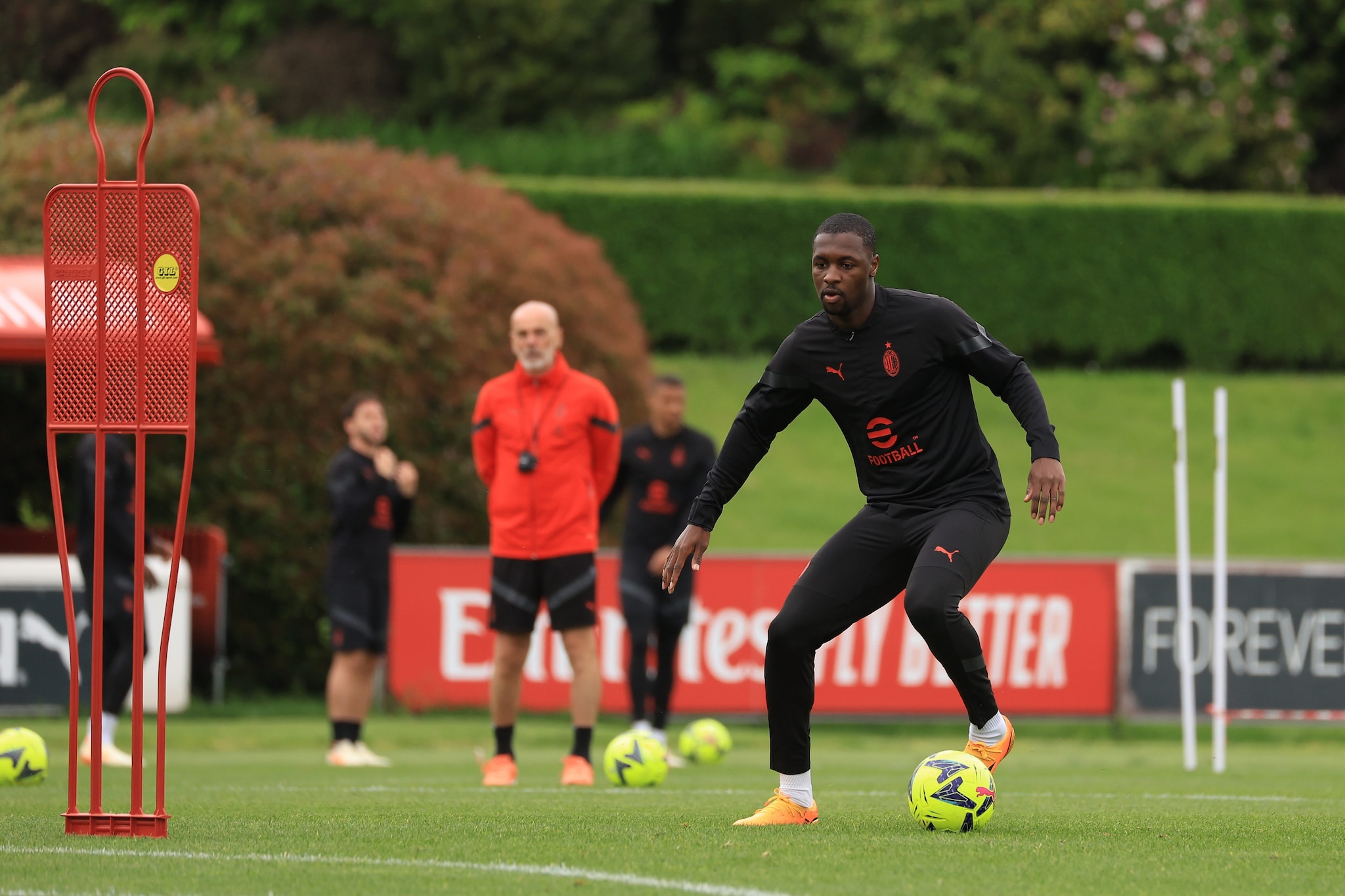 Ballo-Touré durante gli allenamenti col Milan di Pioli.