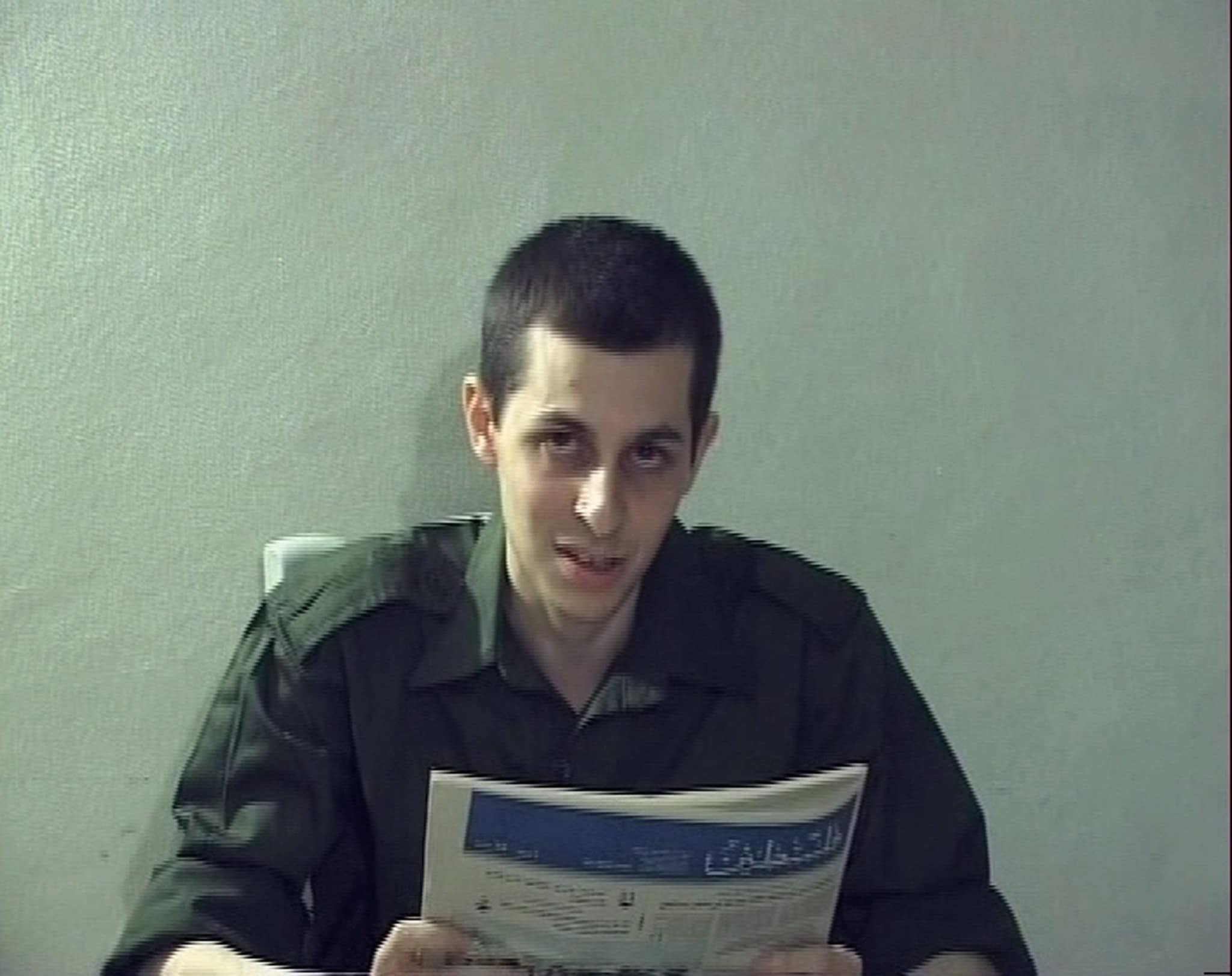 Un frame video che ritrae Gilad Shalit, prigioniero di Hamas tra il 2006 e il 2011