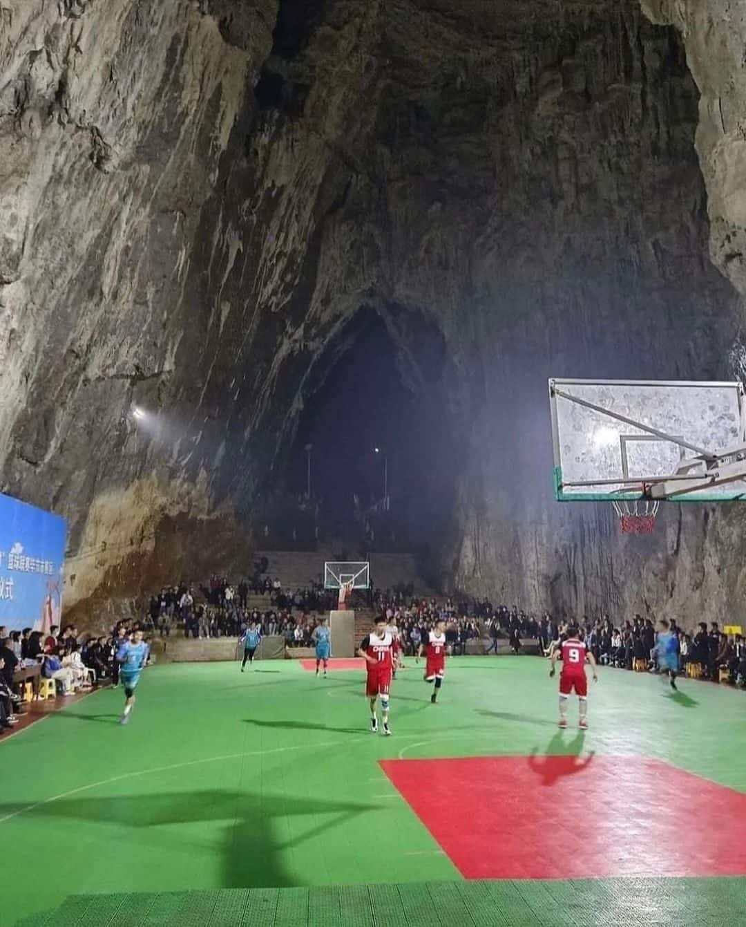 Una partita sul campo da basket