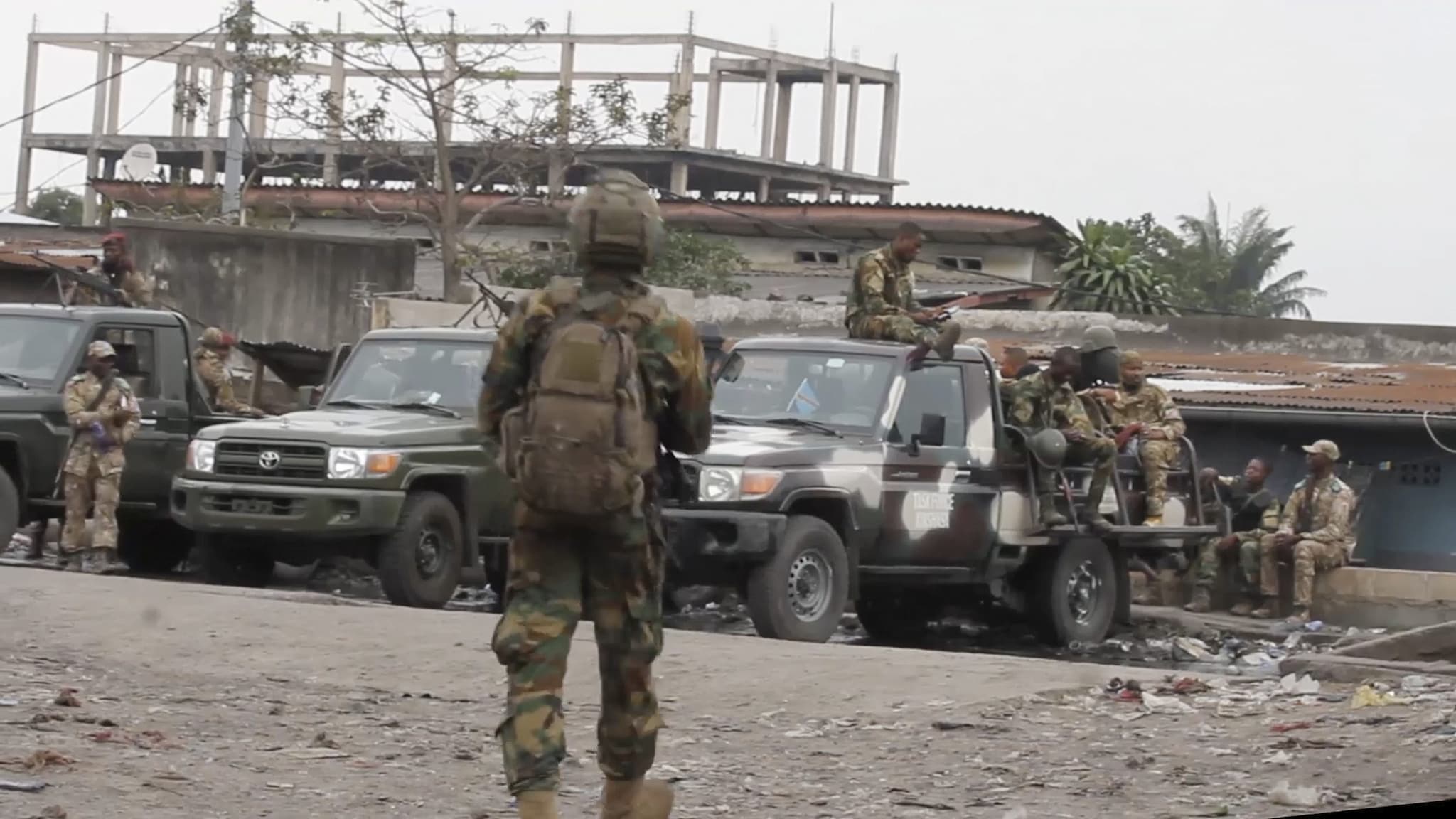 Militari all'estero del carcere di Makala, in Congo, dopo la tentata evasione.