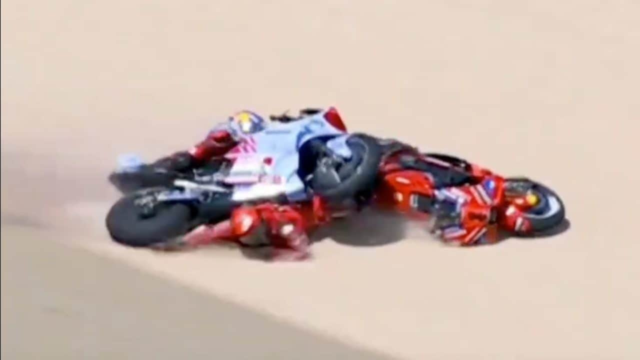 L'immagine di Bagnaia sotto la moto di Alex Marquez.