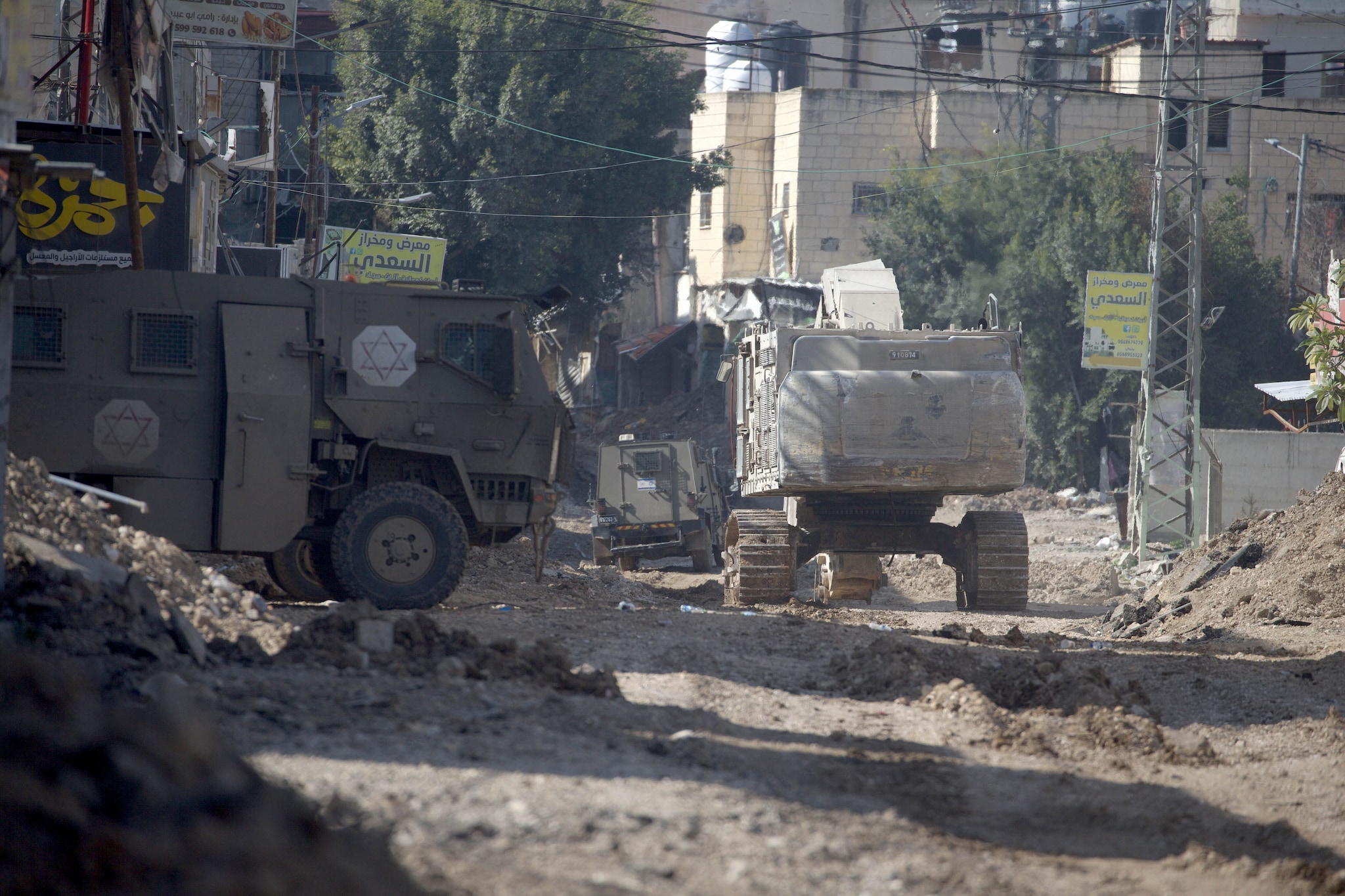 Ruspe e mezzi dell'esercito israeliano a Jenin, Cisgiordania