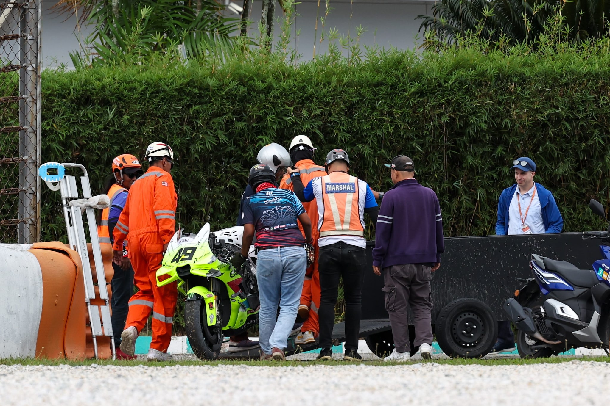 Il momento in cui tutti erano attorno a Di Giannantonio dopo la caduta.