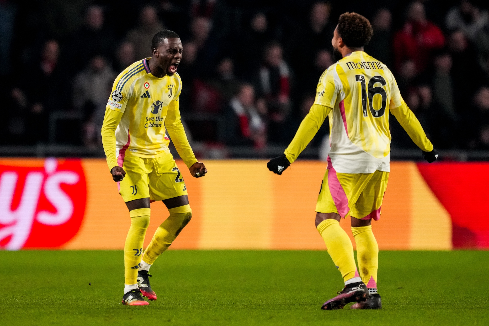 L'esultanza di Weah e McKennie.