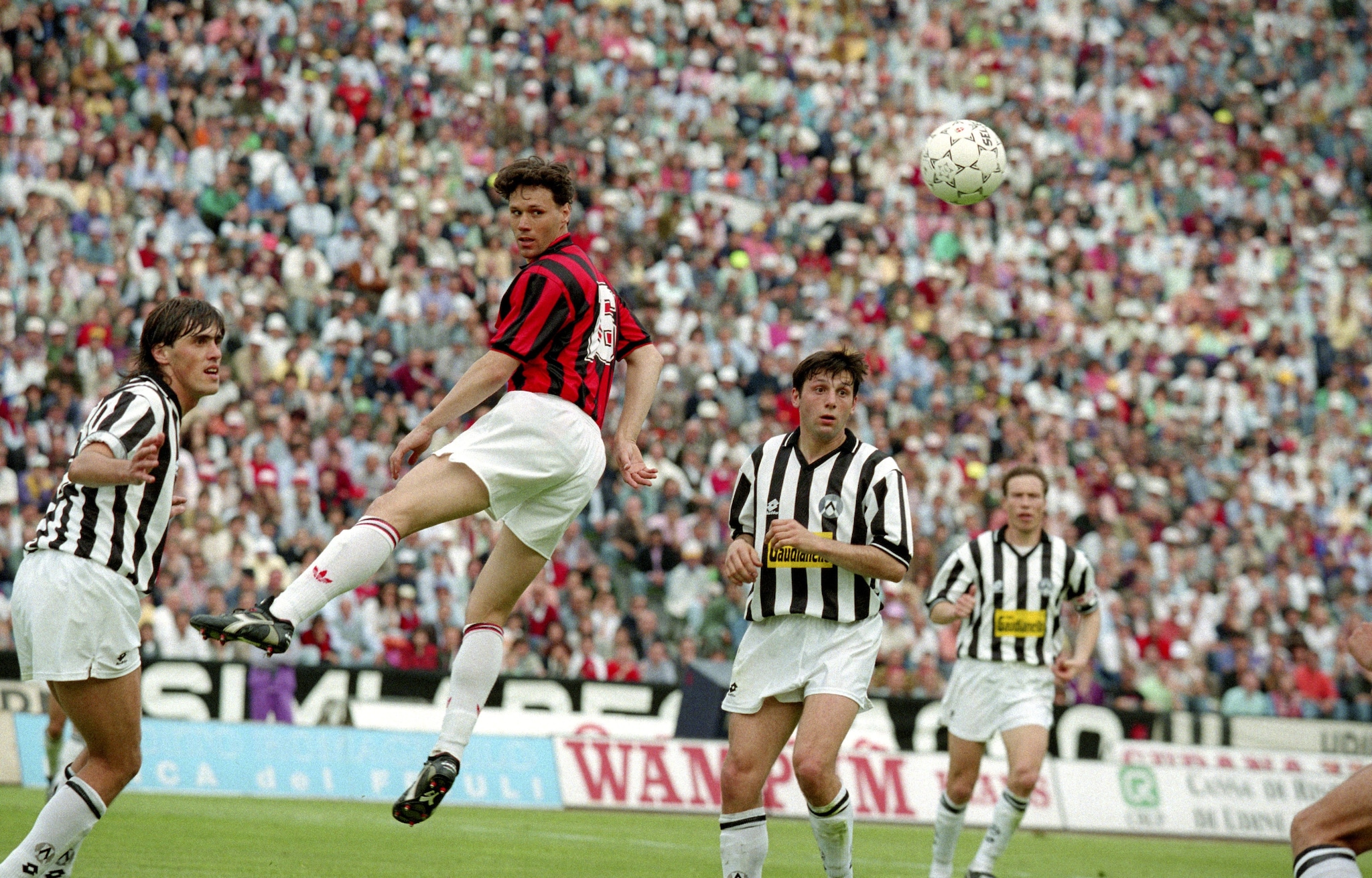 Van Basten in azione con la maglia del Milan.