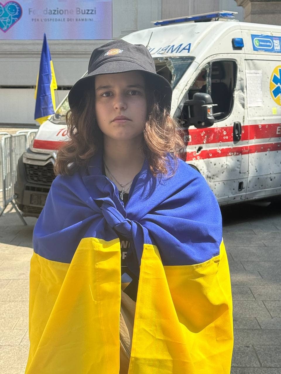 Kseniia durante una manifestazione a sostegno dell'Ucraina a Milano