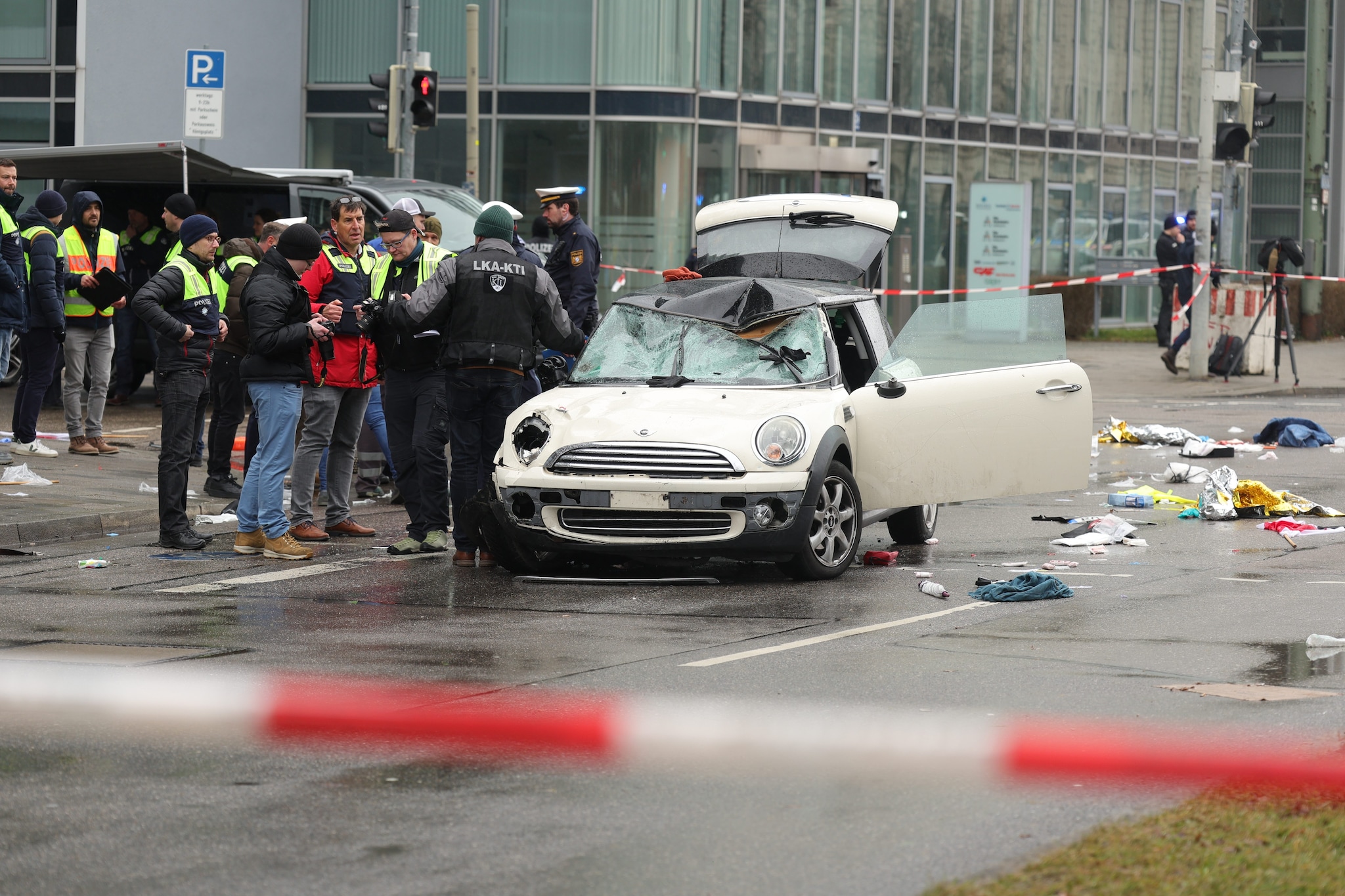 L'auto che si lanciata a forte velocità sulla folla a Monaco di Baviera