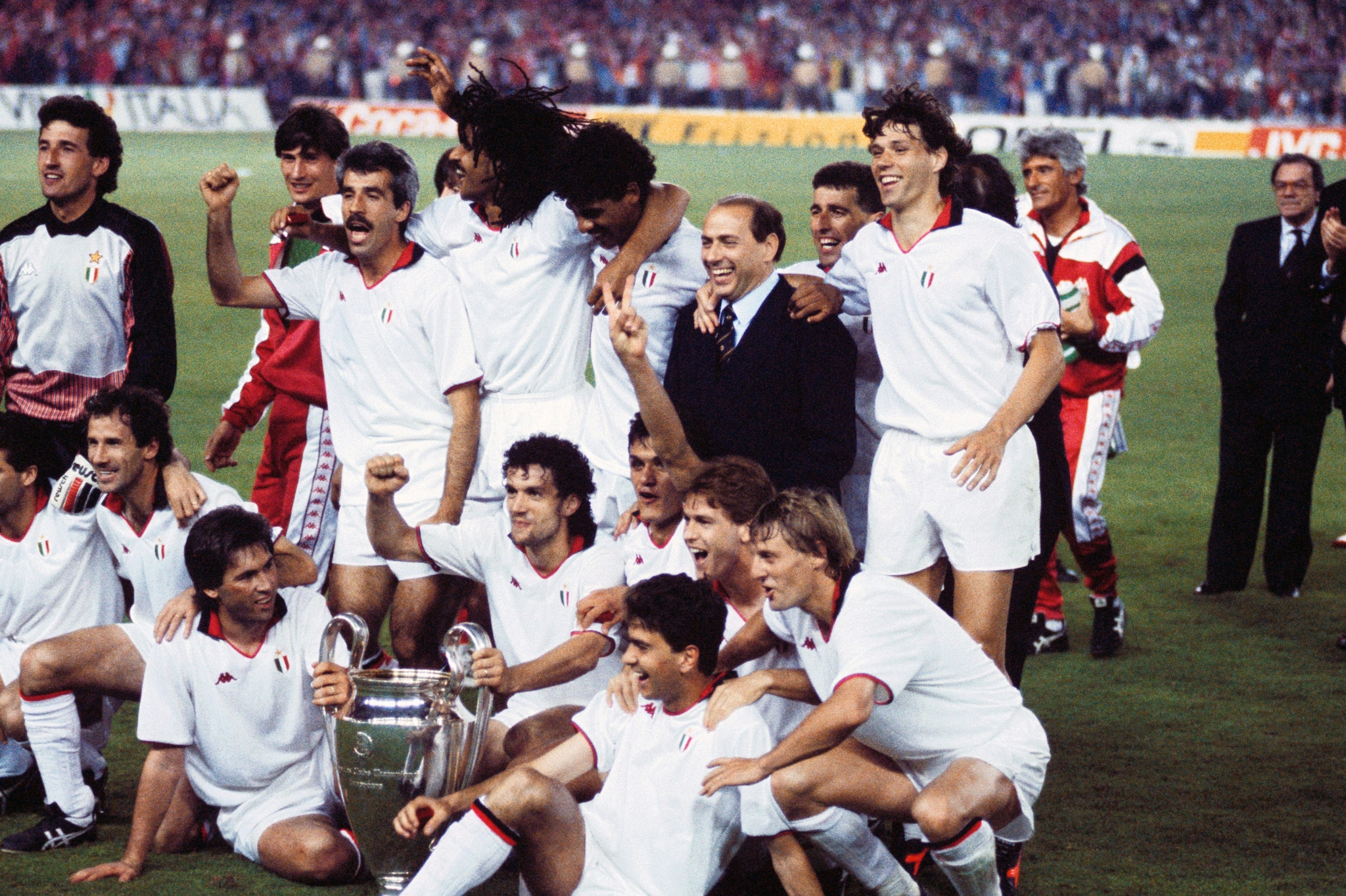 Donadoni festeggia con i compagni e Berlusconi la Coppa dei Campioni vinta dal Milan nel 1989