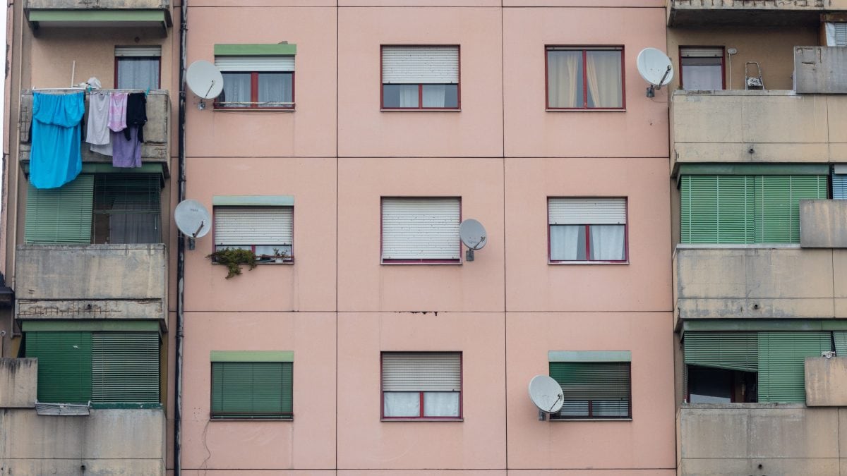 Un palazzo Aler di Milano (foto da LaPresse)