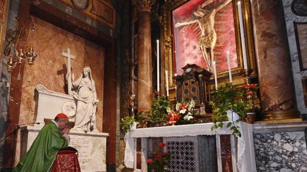 Il cardinale vicario Baldo Reina prega davanti al Crocifisso di San Marcello per papa Francesco (Credit: Diocesi di Roma)