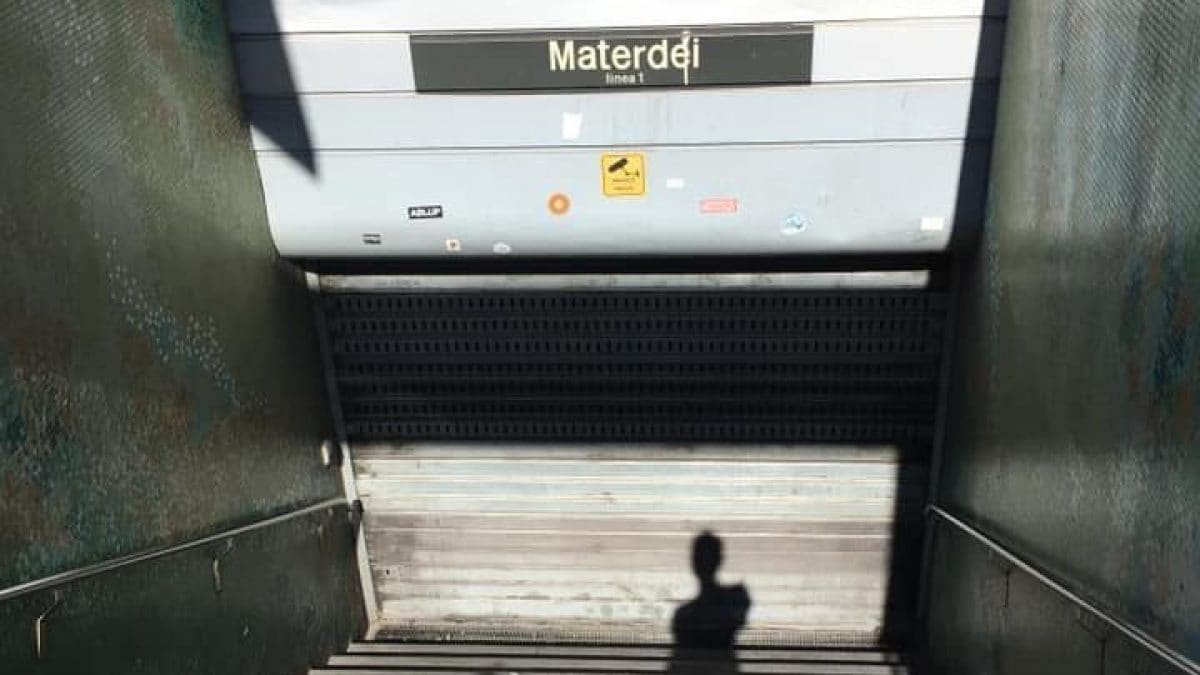 La stazione della metropolitana di Materdei chiusa nella mattinata di oggi, domenica 30 giugno 2019. [Foto / Fanpage.it]