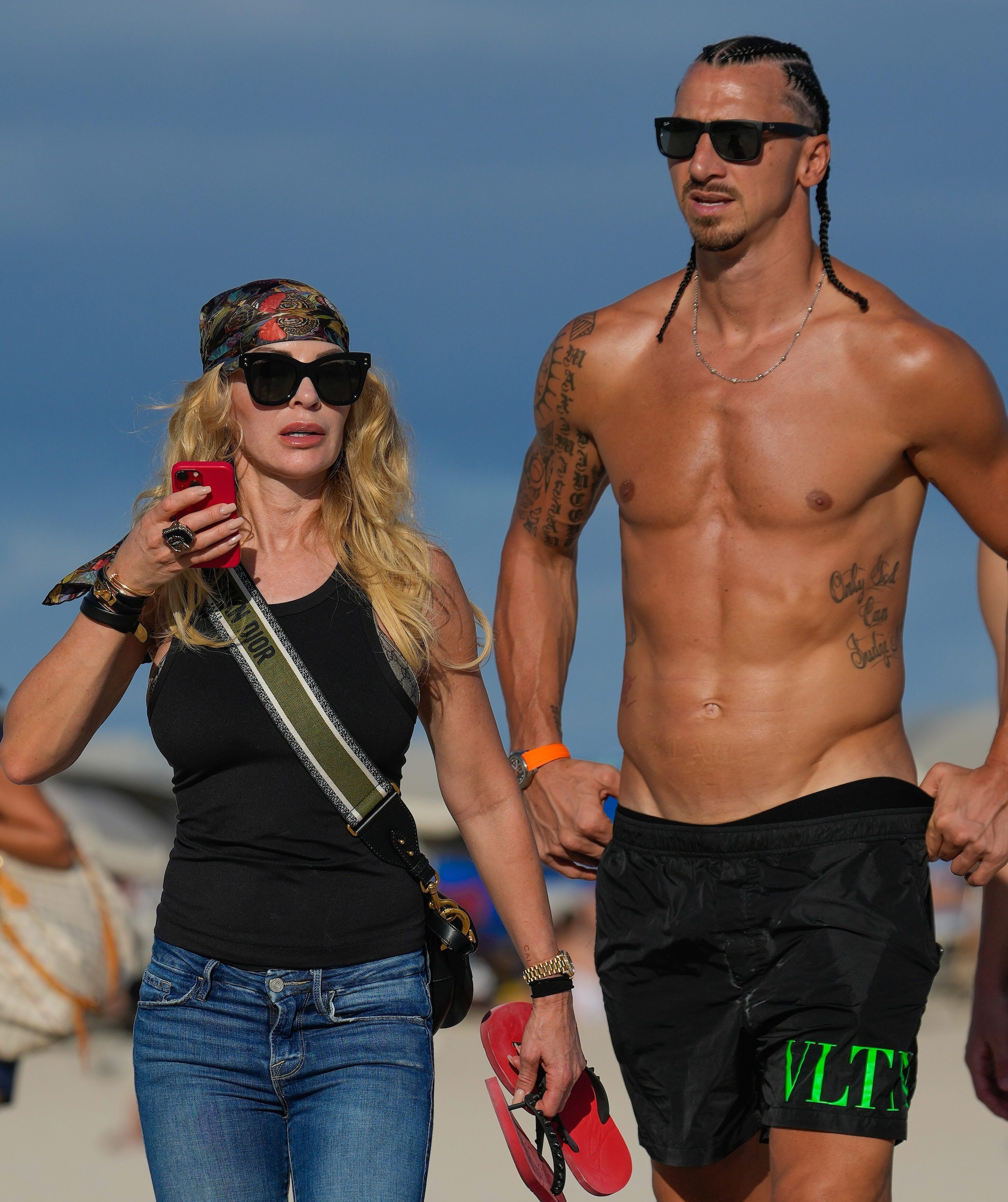 Uno statuario Zlatan Ibrahimovic assieme alla compagna Helena Seger in spiaggia a Miami il 2 gennaio del 2023